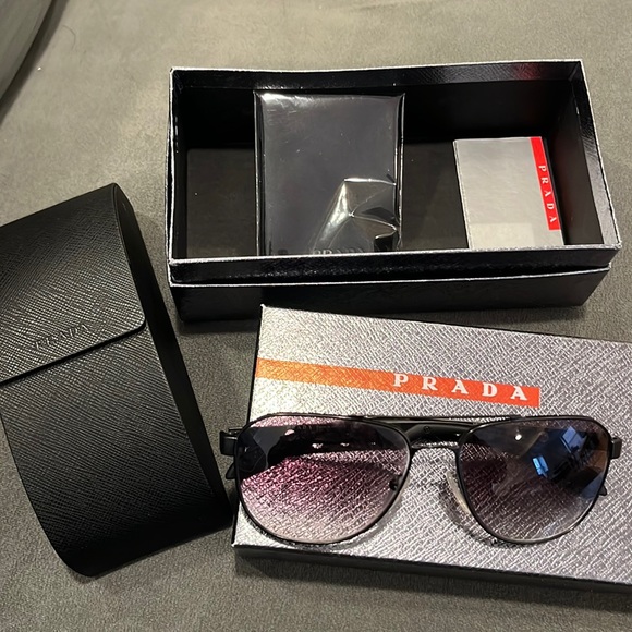 Worn 3-4x PRADA SUNGLASSES - Picture 1 of 4